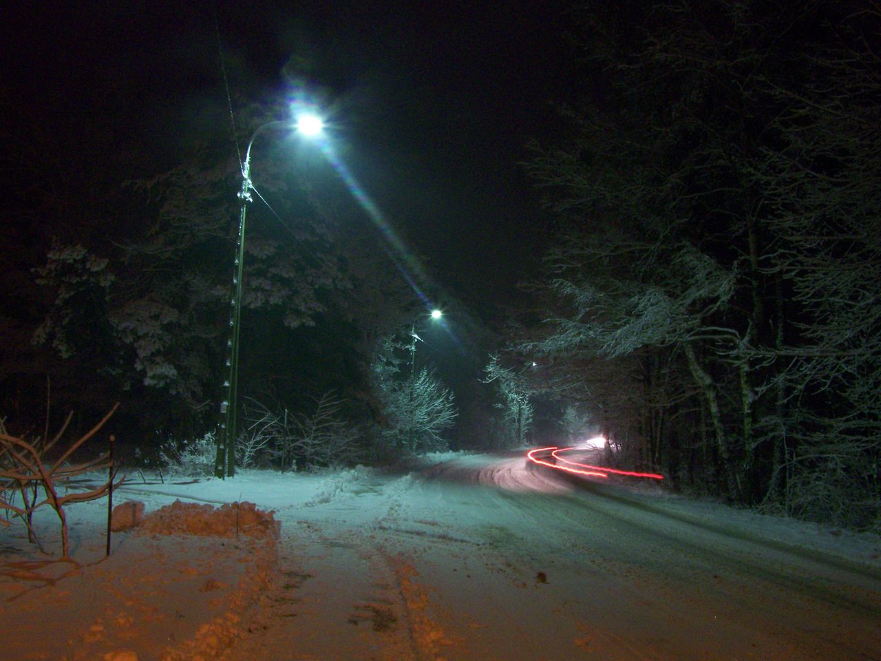 High pressure mercury vapour lighting in an image generously made public domain by Wikipedia user Swisstack