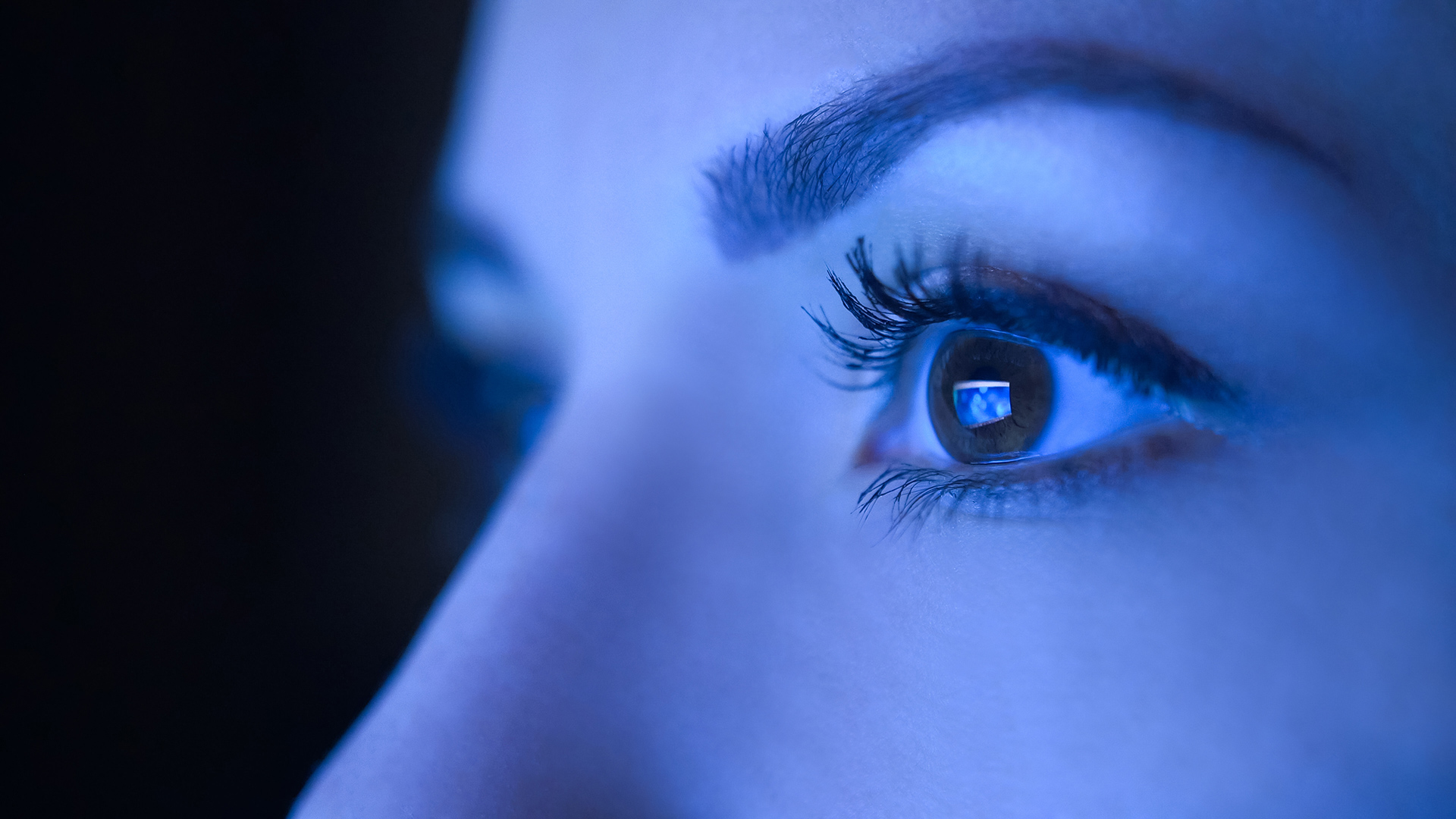 фото глаза в синем цвете тренд